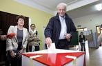 Andrzej Olechowski głosuje z żoną Ireną 