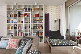 Wnętrza z podestem i podłogą na różnych poziomach