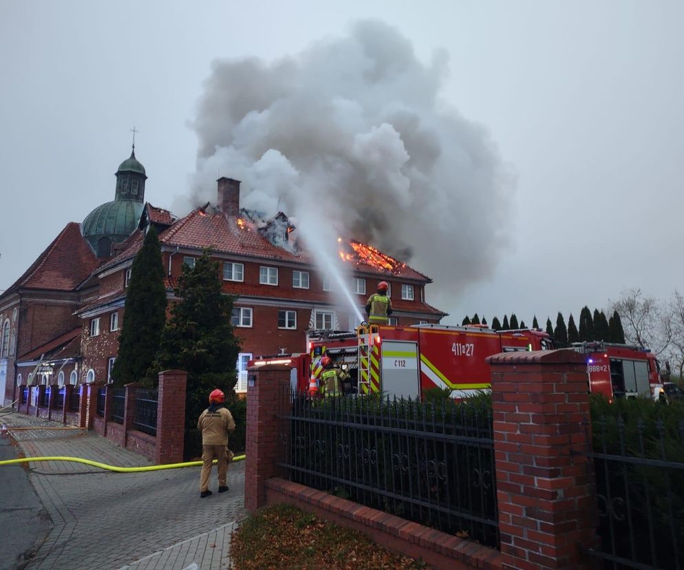 Strażacy walczą z pożarem klasztoru w Braniewie