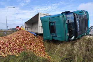 Przewrócona ciężarówka zablokowała rondo. 30 ton jabłek na drodze