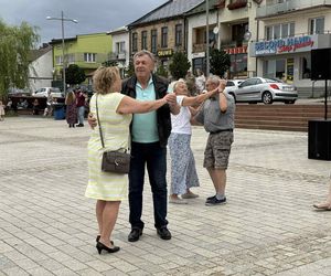 Starachowickie potańcówki na Rynku. Międzypokoleniowa zabawa pełna radości! Zobacz niezapomniane zdjęcia