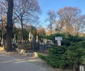 Cmentarz Bródnowski w Warszawie. Gigantyczne ceny zniczy i kwiatów
