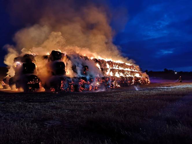 Ogromny pożar stogu słomy w Mąkowarsku!