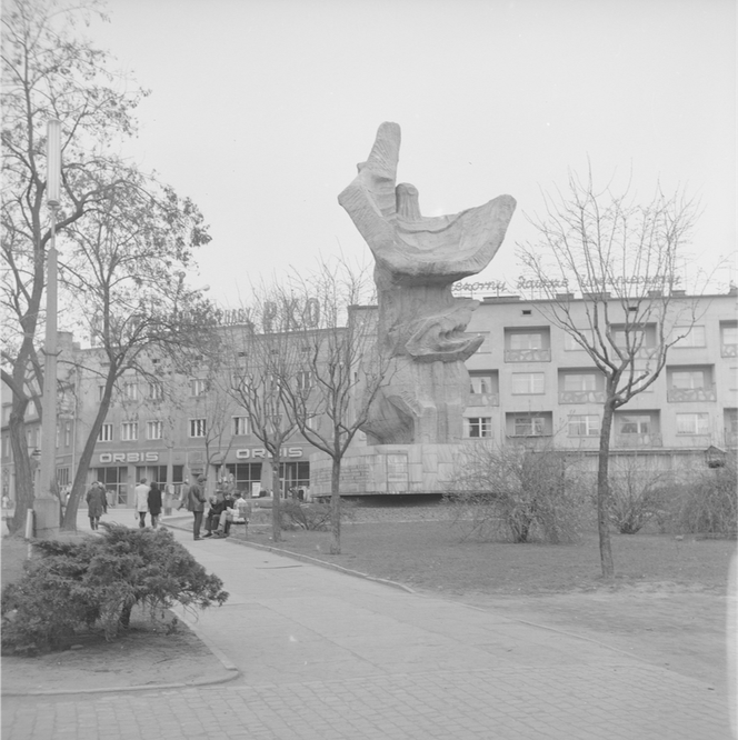 Pomnik Bojownikom o Polskość Śląska Opolskiego na placu Wolności, 1972-03-26 