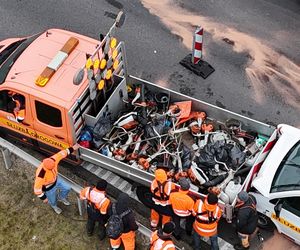 Wjechał Uberem prosto w drogowców. Są ranni
