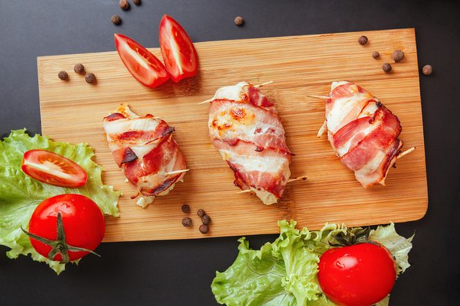 Pieczona pierś kurczaka w boczku. To danie idealne na obiad