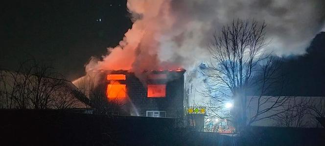 Tragiczny pożar pod Olkuszem. Nie żyje mężczyzna wyniesiony z płonącego domu