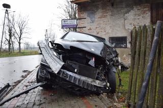 Siemkowice: Mercedes „nie wyrobił” na zakręcie i z impetem uderzył w ciężarówkę 