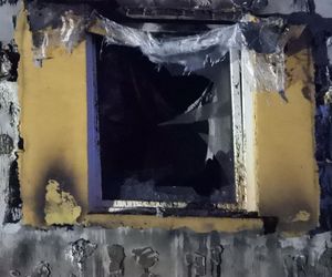 Pożar w Ząbkach. Strażacy przeszukują pogorzelisko