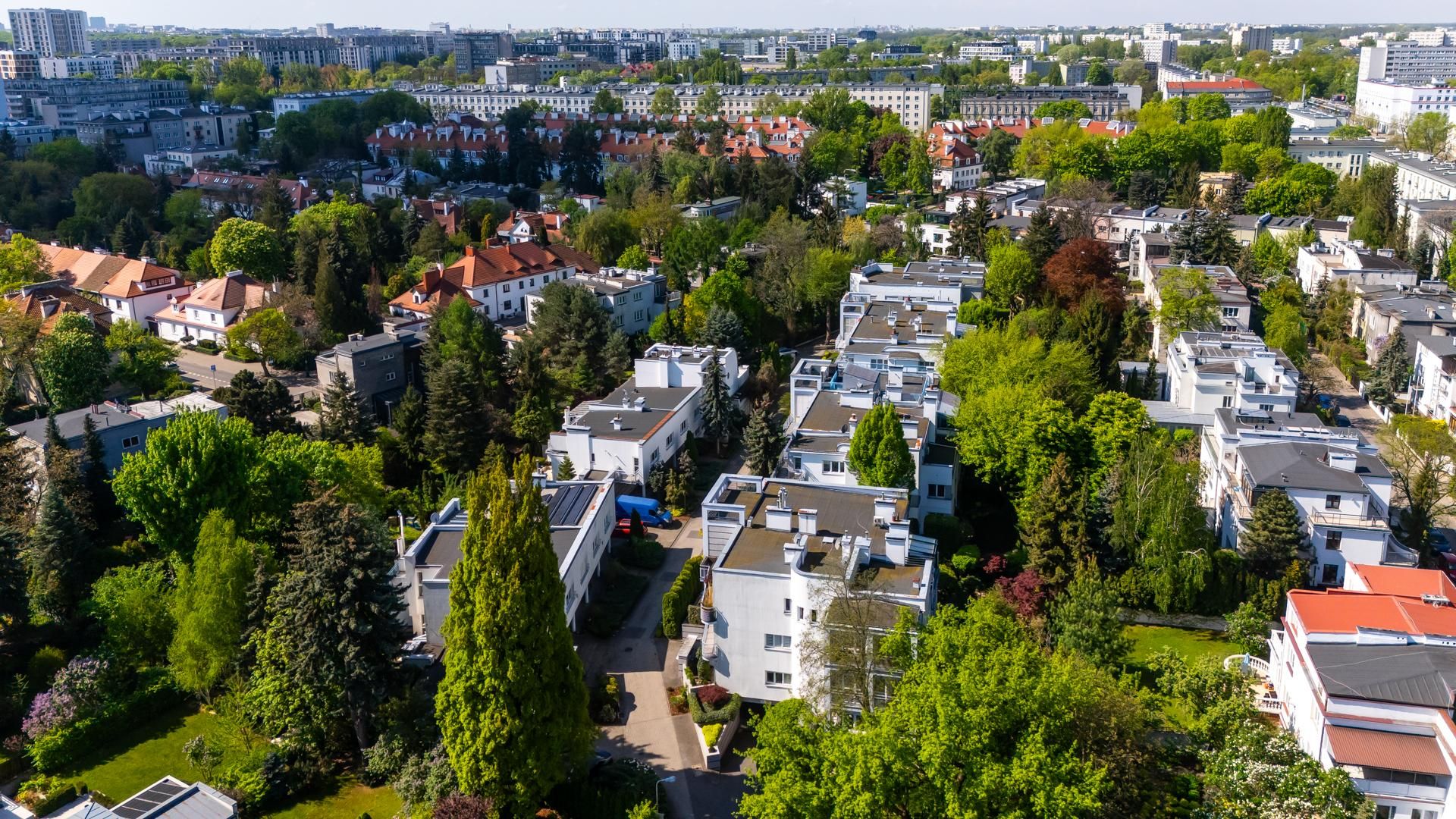 Osiedle przy Hozjusza w Warszawie z lat 90. Projekt: JEMS