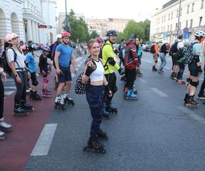 Nightskating Warszawa 2023. Tak wyglądał przejazd rolkarzy przez stolicę