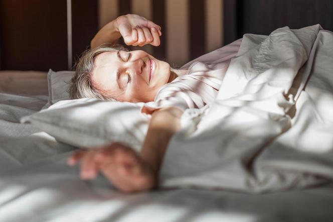 Kiedy najlepiej kłaść się spać? Naukowcy wskazali najzdrowszą porę na zasypianie