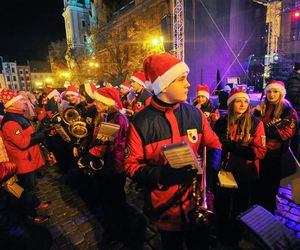 Toruński Jarmark Bożonarodzeniowy 2024. Zdjęcia z pierwszego dnia. Tak wyglądała parada ze św. Mikołajem