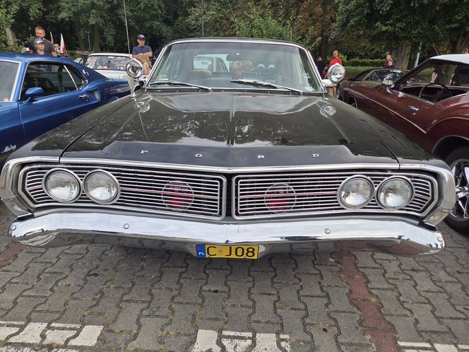 Klasyczna motoryzacja znów zachwyciła Bydgoszcz. „Bydgoskie Klasyki Nocą” przy Torbydzie