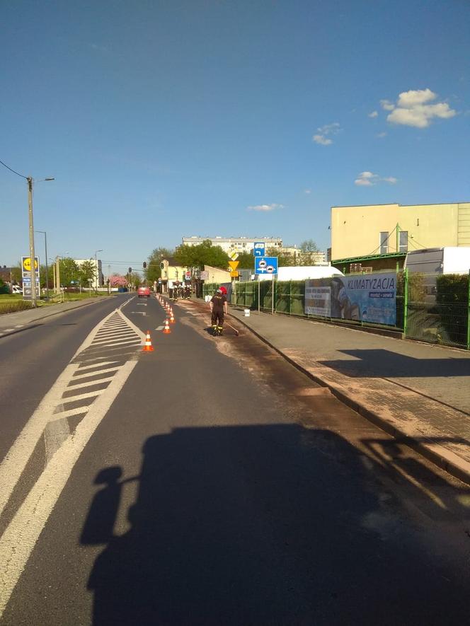 Bełchatów: Za cysterną ciągnęła się OGROMNA plama oleju! Zanieczyszczenie ulic w centrum! [FOTO]  