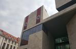 Te flagi na Teatrze Capitol wzbudzają sporo kontrowersji. Nawiązanie do symboliki nazistowskiej to nie przypadek [AUDIO]