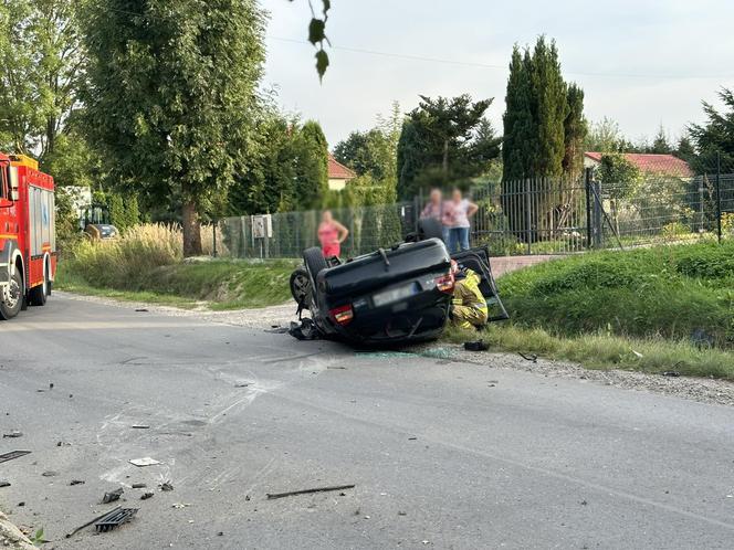 Zderzenie dwóch aut w Kraśniku. Jedno z nich dachowało