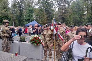 Warszawa wspomina bohaterów. Pod pomnik Gloria Victis przyszli z biało-czerwonymi flagami i kwiatami