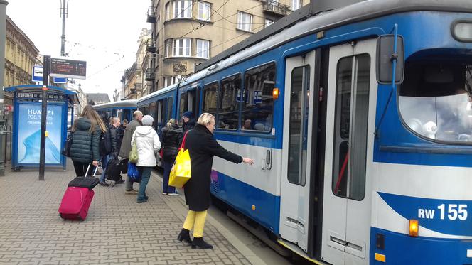 Czy w Krakowskich autobusach i tramwajach staną dozowniki płynu dezynfekującego?