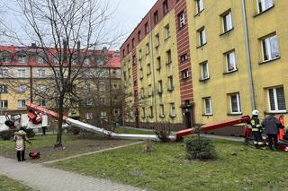 Pracował na wysokości w koszu, gdy nagle auto z podnośnikiem się przewróciło