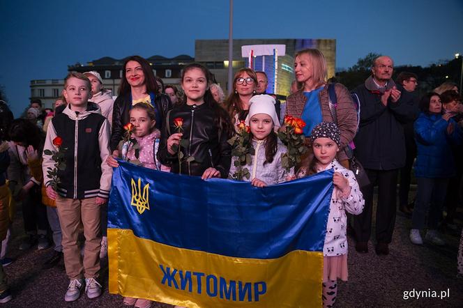 Rodzina z Ukrainy, która znalazła bezpieczną przystań w Gdyni podczas odsłonięcia placu Wolnej Ukrainy, 
