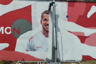 Mural z Podolskim znika