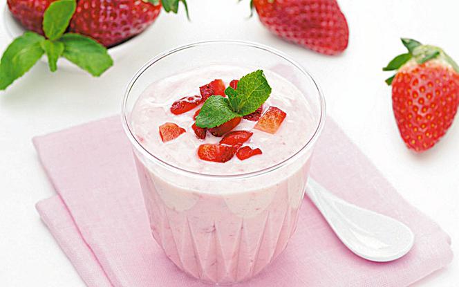 jogurt z truskawkami
