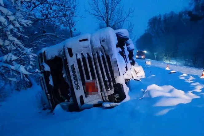 Przegrał z zimą i alkoholem. Pijany kierowca wywrócił cysternę