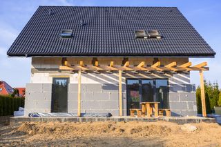 Ocieplanie domu krok po kroku: poradnik jak przygotować ściany, kleić styropian i unikać błędów