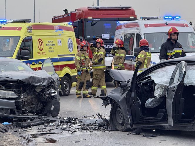 Czołowe zderzenie z nieoznakowanym radiowozem! Ranne cztery osoby, w tym policjanci 