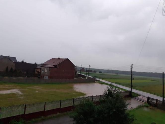 Burza w Śląskiem: Zalane ulice i posesje, podtopienia. Dramat w miastach