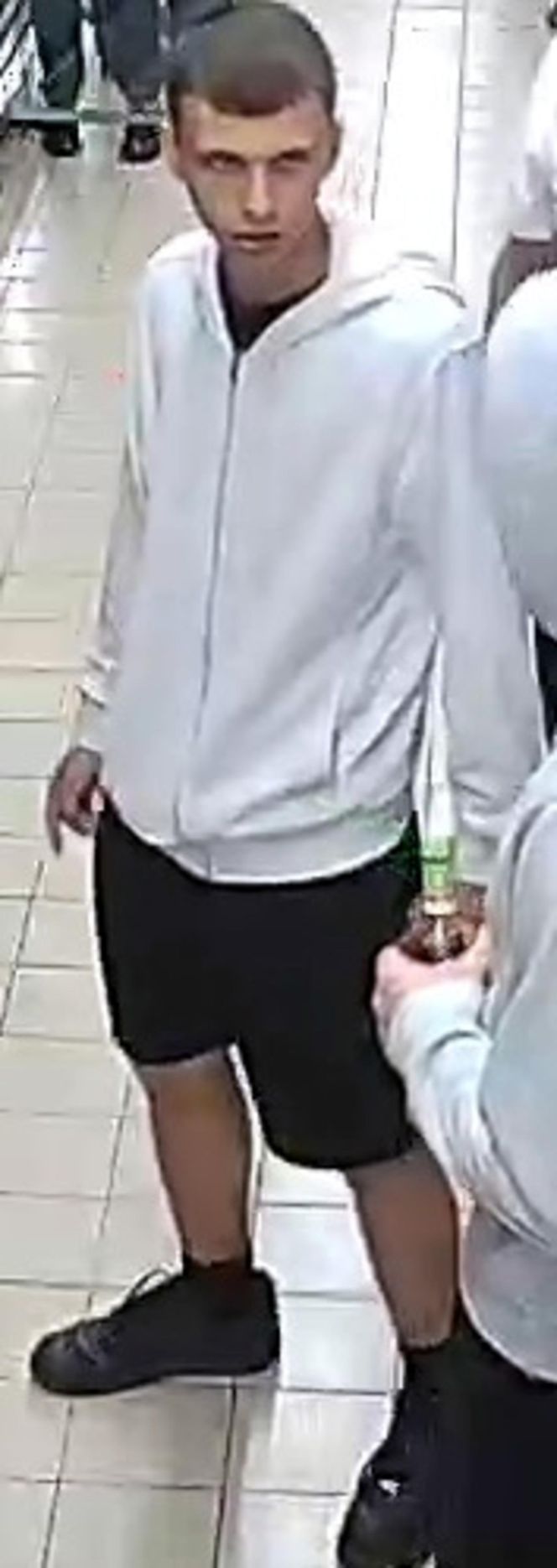 Brutalna bójka w centrum Warszawy. "Trzech muszkieterów" szuka policja