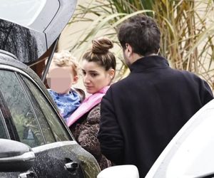 Jan Kliment z żoną i synem wyjeżdżają ze ślubu Kasi Cichepek-Kurzajewskiej