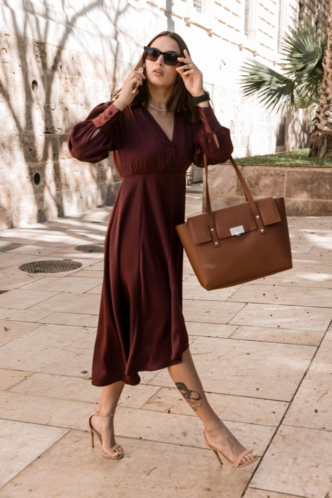 Pieczone kasztany w jesiennych stylizacjach. Ubrania w tym kolorze to zdecydowane must have sezonu