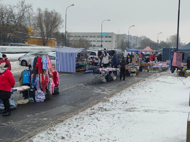 Giełda samochodowa w Łodzi. Przyciąga klientów, ale sprzedawcy nie są zadowoleni