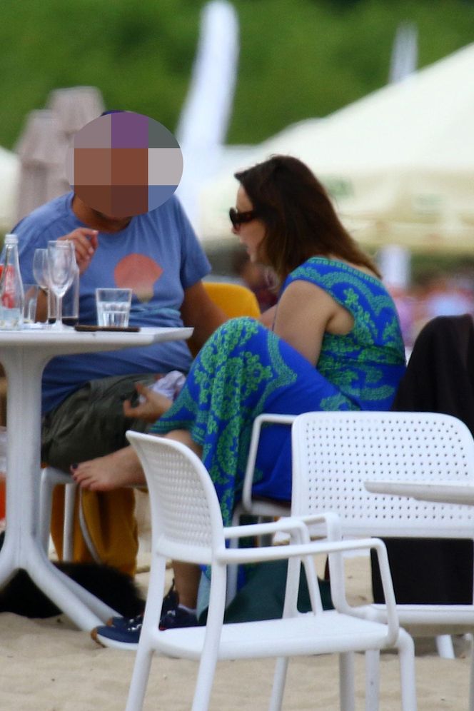 Renata Dancewicz kurzy na plaży