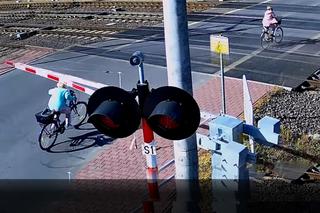 Skandaliczne zachowanie rowerzystki na przejeździe kolejowym w Dęblinie! Co ona sobie myślała?! PKP publikuje nagranie