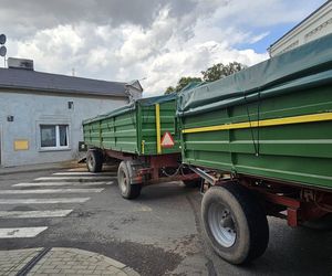 Traktor uderzył w auto i wjechał w budynki! Groźny wypadek pod Grudziądzem [ZDJĘCIA]