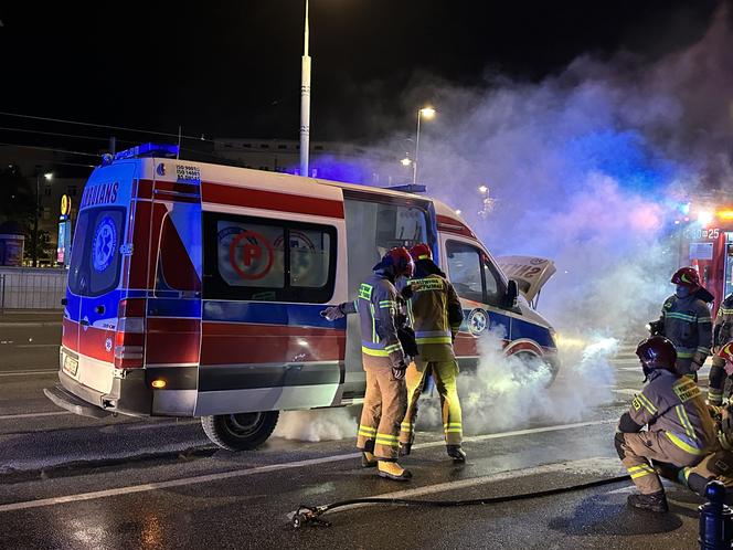 Warszawa. Karetka płonęła na Żoliborzu. W akcji straż pożarna!