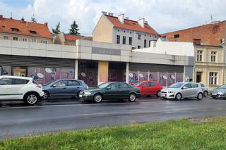 Budynek jednego z największych lumpeksów w Olsztynie do rozbiórki. Miasto szuka wykonawcy
