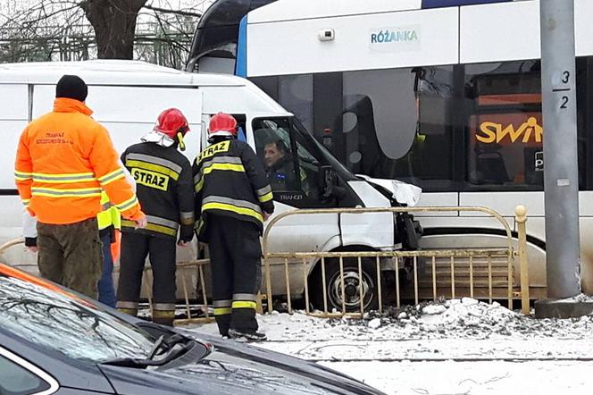 Poważne utrudnienia na Krzekowie. Dostawczak zderzył się z tramwajem [ZDJĘCIA]