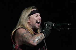 Vince Neil (Mötley Crüe) spowodował wypadek, w którym zginął znany muzyk. Dlaczego wokalista nie poniósł kary?