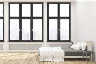 Panoramiczne okna wąskoprofilowe w nowoczesnym domu. Jak doświetlić wnętrze?