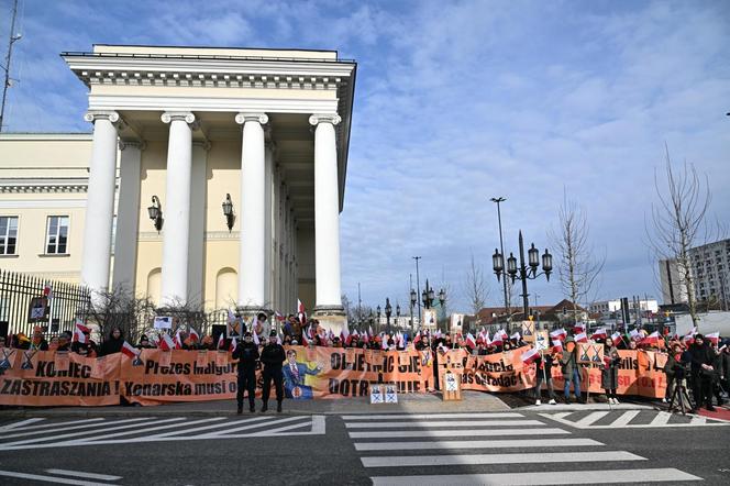 Protest kupców z Marywilskiej przed ratuszem