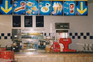 Namioty przed sklepem, szał na ręczniki, dzieci śpiące w kulkach. Tak wyglądało otwarcie Ikei w Krakowie w latach 90.