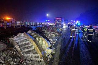 Wypadek pod Toruniem. Znicze wysypały się na drogę