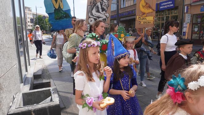  Dni Bajki 2024. W centrum Olsztyna zrobiło się bajkowo. Dzieci przejęły władzę nad miastem [ZDJĘCIA]