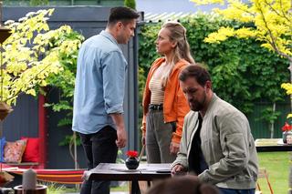 Barwy szczęścia, odc. 2728: Damian (Michał Lesień-Głowacki), Marcin Kodur (Oskar Stoczyński), Renata (Ania Mrozozwska)