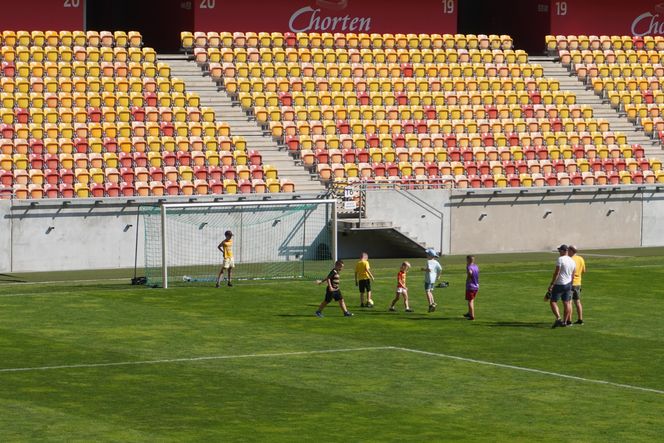 Pożegnianie Murawy na Chorten Arenie. Jagiellonia Białystok rozdaje boisko swoim kibicom