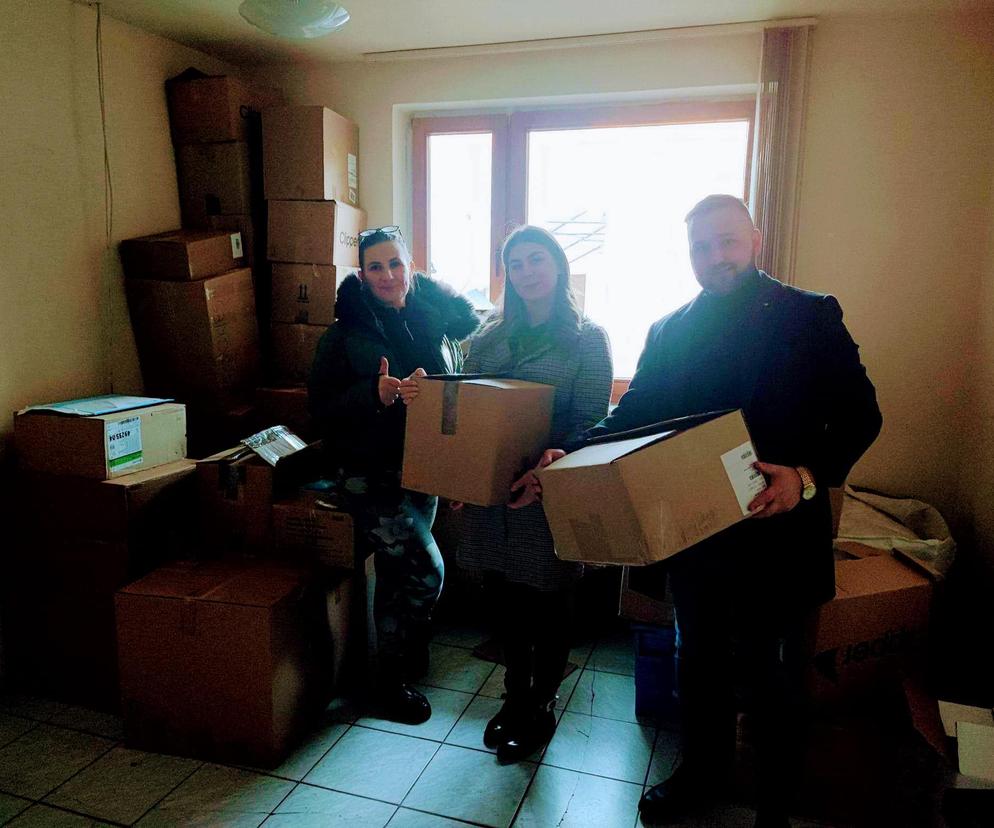 Wolontariusze stowarzyszenia Nowosądeckie Serducho przygotowują paczki z darami